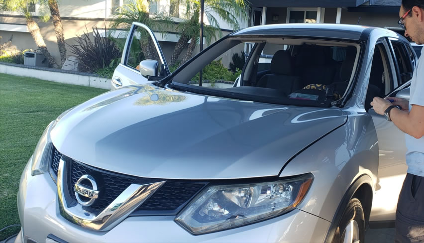 Pro Tech Installing a Brand-new Windshield on Vehicle!